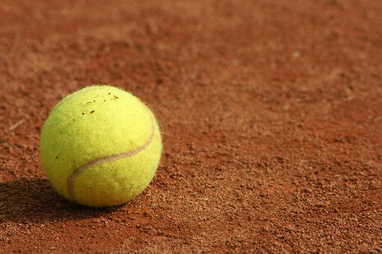 Tennisball auf Sandplatz