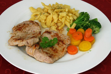 Medaillons mit Gemüse und Spätzle
