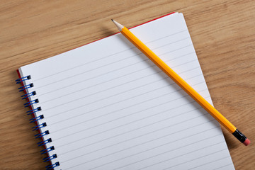Obraz premium Blank notepad and pencil