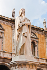 Fototapeta na wymiar Dante - Piazza dei Signori - Verona