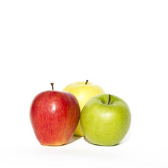 Mele su fondo bianco, frutta, dieta, alimentazione