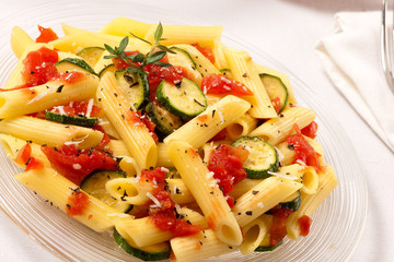 Penne pomodori e zucchini