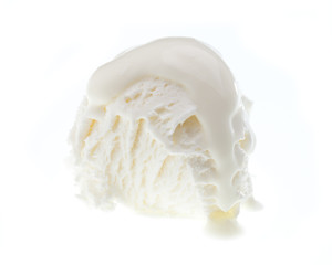 Eine Kugel Yoghurteis seitlich mit Yoghurt darüber