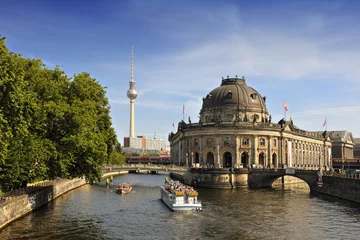 Foto op Plexiglas Bode Museum op Museumeiland met TV-toren op de achtergrond, Berlijn © tobago77