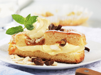 Apricot sponge cake