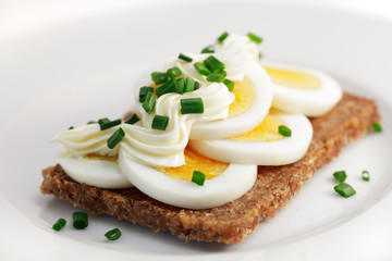 Vollkornbrot mit gekochtem Ei