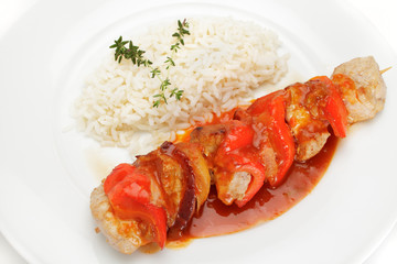 Fleischspieß, Paprikasoße und Reis