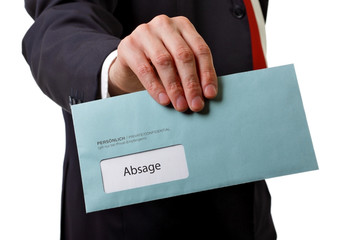 Mann übergibt Brief mit Absage