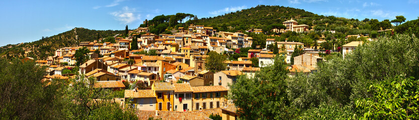 Fototapeta na wymiar Południowa francuski wioska na wzgórzu