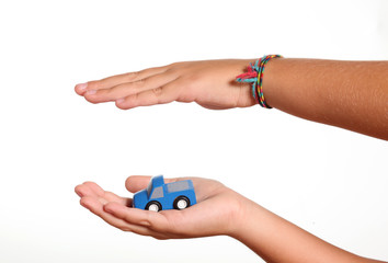modellino automobile nelle mani di un bambino