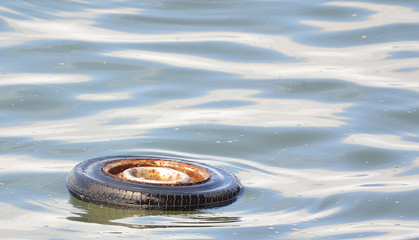 Ein altes Autoreifen im see