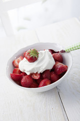 Erdbeeren mit Sahne im Schälchen
