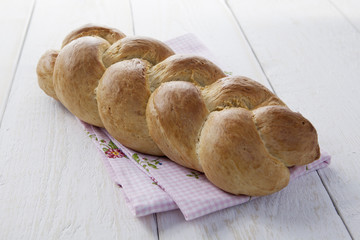 Hefezopf auf geblümtem Tuch