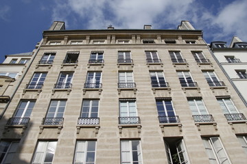 Fototapeta na wymiar Immeuble du quartier du Louvre à Paris
