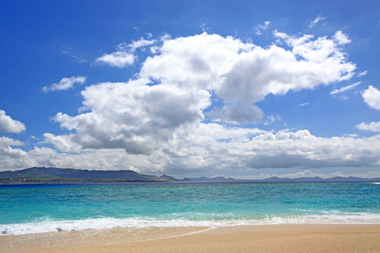 水納島の美しい海と白い雲