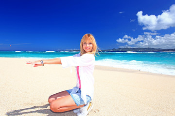 Obraz na płótnie Canvas 水納島の美しいビーチと笑顔の女性
