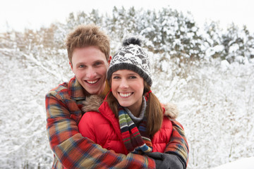 Obraz premium Young couple in snow