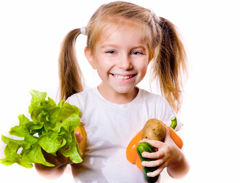 Little girl with the vegetables
