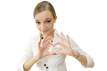 Jeune femme faisant le symbole du coeur