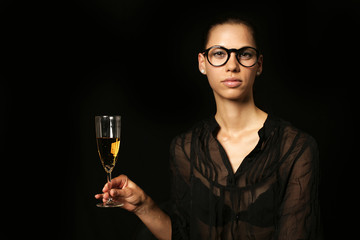 sexy strenge Frau mit Sekt