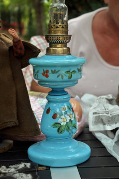 acquisti al mercatino dell'antiquariato