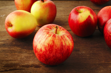 Fototapeta na wymiar red apple on wood background