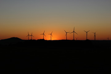 Windräder mit Sonnenuntergang