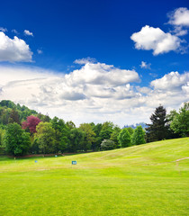 Obraz premium golf field and blue cloudy sky. european landscape