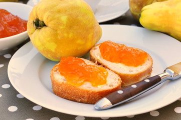 Brot mit Quittenmarmelade