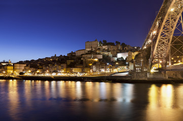 Fototapeta na wymiar Widok z Porto o zmierzchu