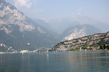 Fototapeta na wymiar Windsurfing na jeziorze Garda we Włoszech