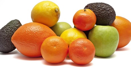 Fruta variada sobre fondo blanco