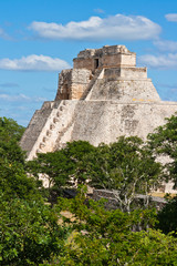 Fototapeta na wymiar Mayan piramida (Piramida Maga, Adivino) w Uxmal, Mexic