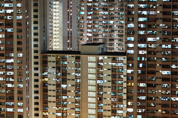Fototapeta na wymiar apartment building at night
