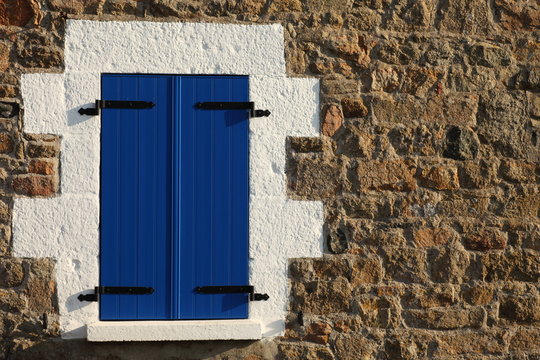 volets bleus ferm&eacute;s