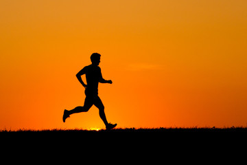 Jogger vor dem Abendhimmel