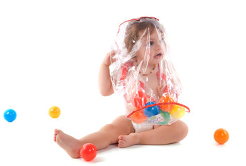 DANGER : enfant sous un sac plastique
