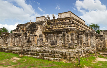 Fototapeta premium Temple of the Warriors in Chichen Itza - Mexico