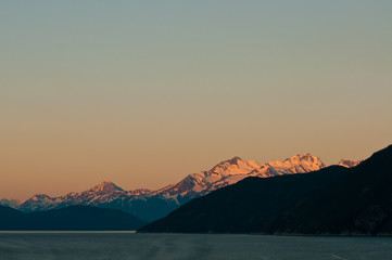 Fototapeta na wymiar Snowy góry o wschodzie słońca