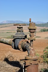 Pozzo e tubatura per irrigazione agricola