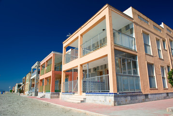 Fototapeta na wymiar Budynki mieszkalne w pobliżu morza w Santa Pola, Hiszpania