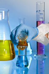 Cientifico mezclando reactivos