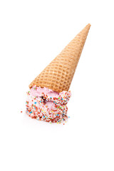 Eistüte am Boden liegend