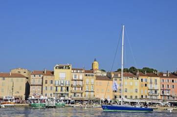 Fototapeta na wymiar Voiliers port de St Tropez04