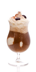 Eiskaffee mit Bohnen seitlich
