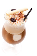 Eiskaffee mit Dekoration und Strohhalm von oben