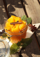 Obst in Würfeln mit Gewürzen im Glas