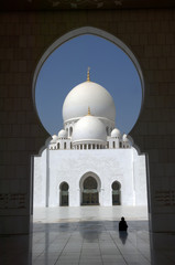 Obraz premium Arabian woman at Sheikh Zayed Mosque Abu Dhabi