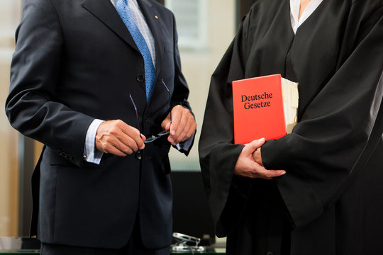 Anw&auml;ltin mit Gesetzbuch und Mandant