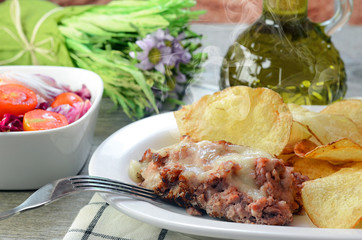 Salsiccia e patatine fritte
